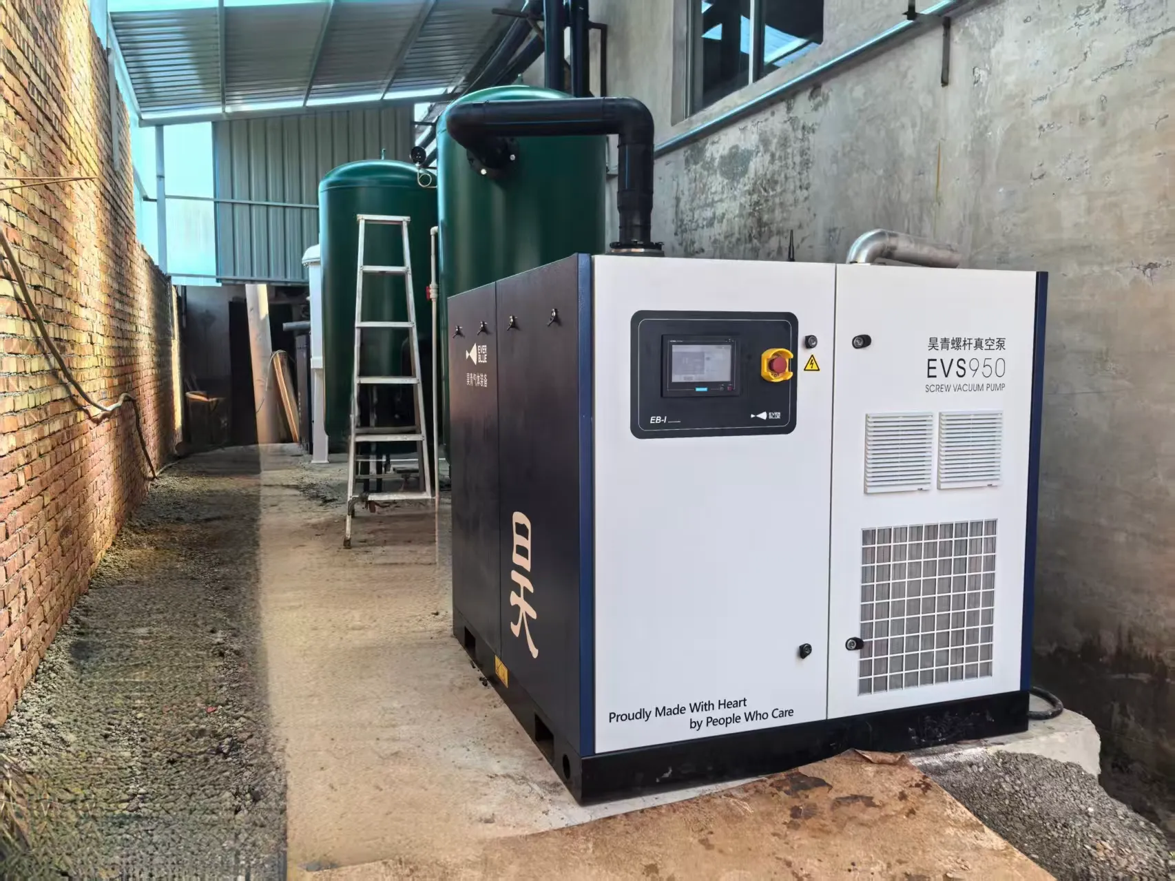 图02 — 精抽段:昊青EVS950与罗茨BVR2000级联机组特写