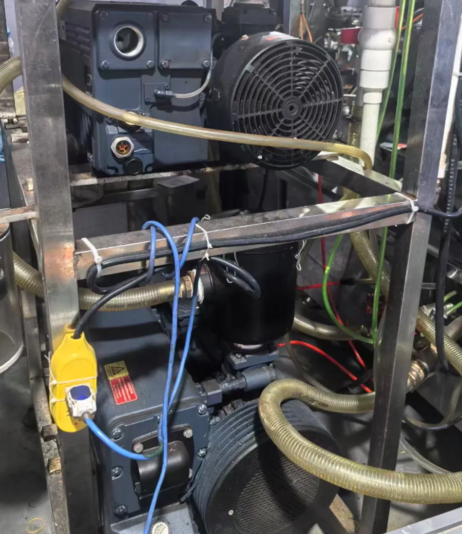 改造前车间内部分散布置的旋片泵